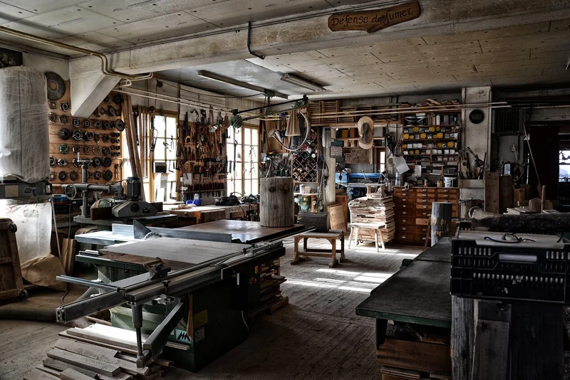 Werkstattatmosphäre mit Holz und Werkzeug