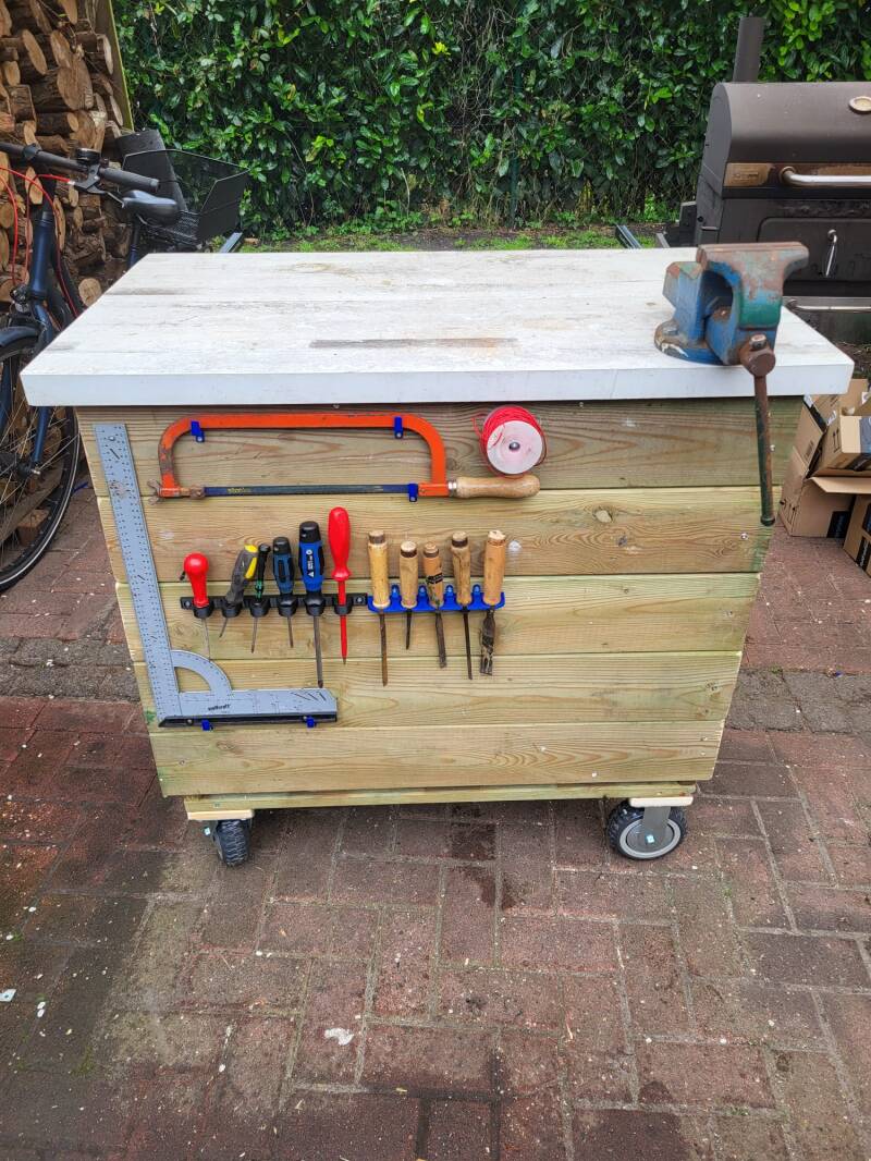 Mobile Werkbank mit Werkzeughalterung